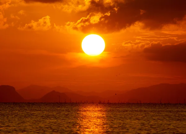 Beau coucher de soleil au-dessus du lac — Photo