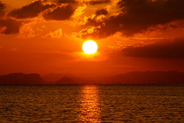 Bel tramonto sopra il lago — Foto Stock