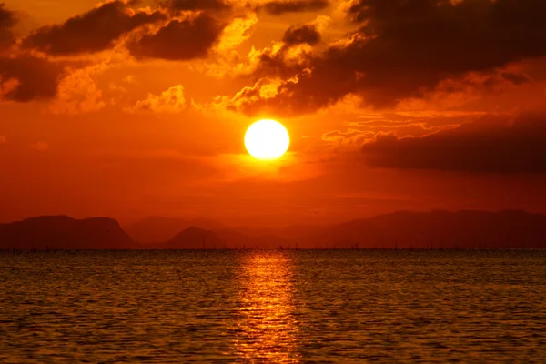 Beautiful sunset above the lake — Stock Photo, Image