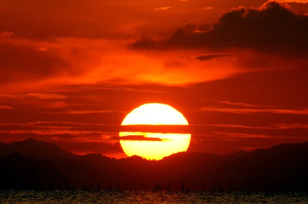 Belo pôr do sol acima do lago — Fotografia de Stock