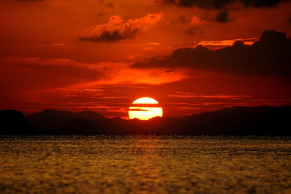 Belo pôr do sol acima do lago — Fotografia de Stock