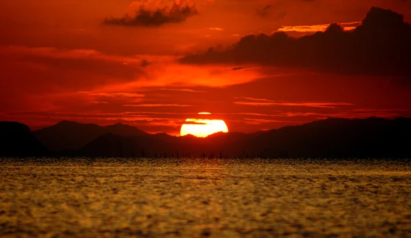 Beau coucher de soleil au-dessus du lac — Photo