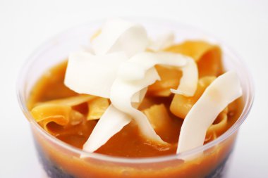 bir bardak beyaz çikolatalı kek.