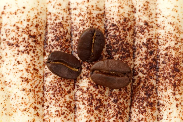 Kuchen mit Schokolade und Kaffeesamen. — Stockfoto