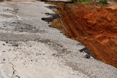 yan yol bozuk asfalt çöktü ve beri fallen