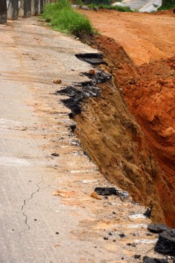 yan yol bozuk asfalt çöktü ve beri fallen