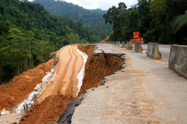yan yol bozuk asfalt çöktü ve beri fallen