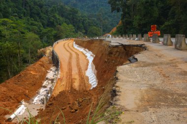 yan yol bozuk asfalt çöktü ve beri fallen