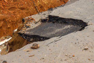 yan yol bozuk asfalt çöktü ve beri fallen