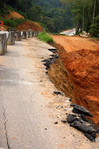 Lado da estrada de asfalto quebrado entrou em colapso e caiu, uma vez que o — Fotografia de Stock