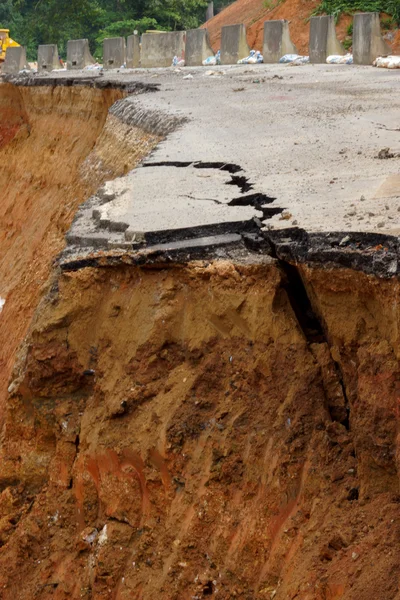 崩壊し、以来落ちて壊れたアスファルト道路の側に — ストック写真