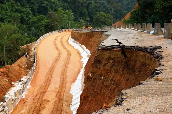 Side of the broken asphalt road collapsed and fallen, since the — Stock Photo, Image