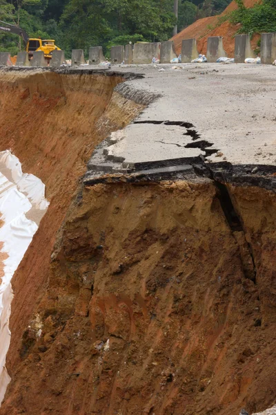 Side of the broken asphalt road collapsed and fallen, since the — Stock Photo, Image