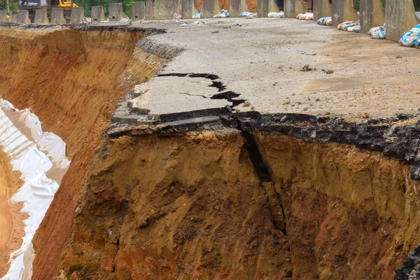 Sida av brutna vägen kollapsade och fallit, sedan den — Stockfoto