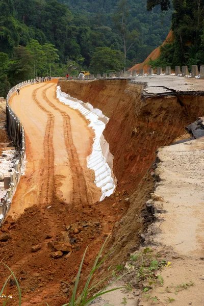 Lado da estrada de asfalto quebrado entrou em colapso e caiu, uma vez que o — Fotografia de Stock