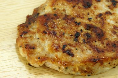 Tahta kesme tahtasında ızgara biftek.