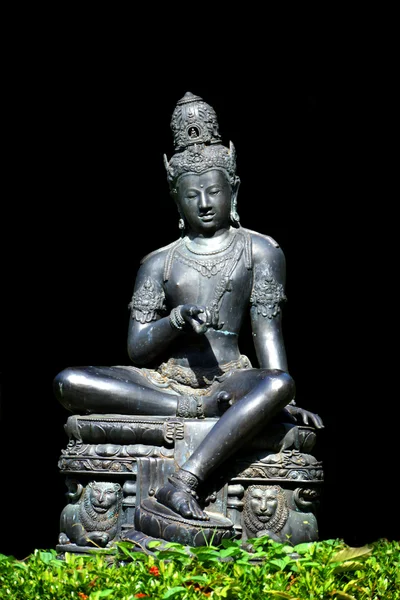 Die Bodhisattva-Statue aus Metall. anstelle von Dharma. — Stockfoto