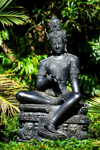 Kovová socha bódhisattvy. namísto dharma. — Stock fotografie