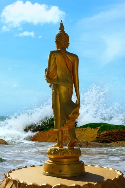 Buda heykelleri plaj ve dalga üzerinde yürüyüş — Stok fotoğraf