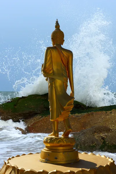 Buddha Statyer gick på stranden och våg — Stockfoto