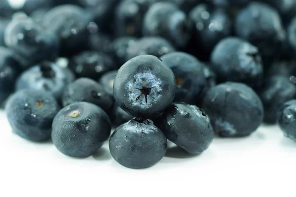 Blaubeeren mit Blättern auf weißem Hintergrund — Stockfoto