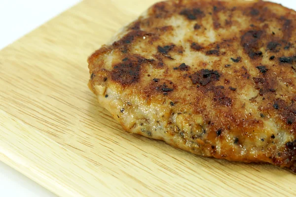 Filete a la parrilla en tabla de cortar de madera — Foto de Stock