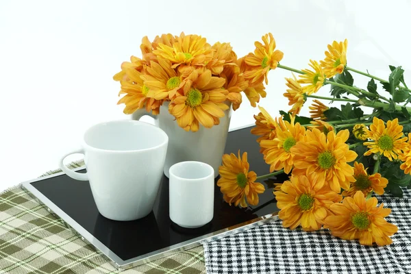 Crisantemo de naranja y taza de café — Foto de Stock