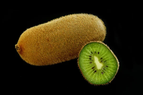 Kiwi frutas isoladas em fundo preto — Fotografia de Stock