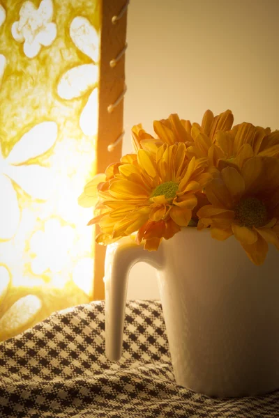 Flor de crisantemo naranja Combinado con la iluminación del papel —  Fotos de Stock