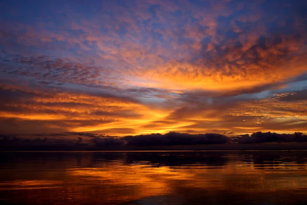 Tramonto cielo e lago — Foto Stock