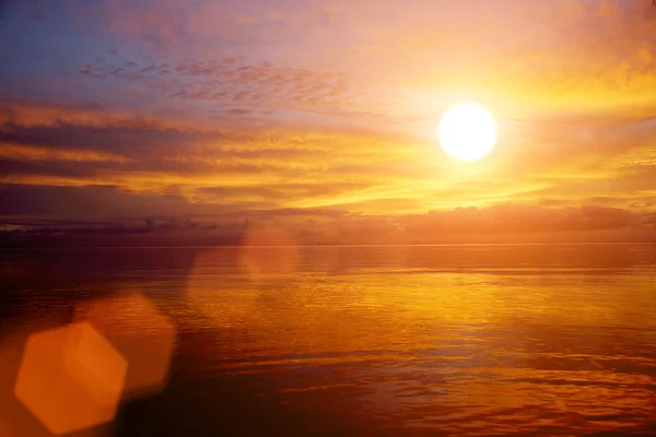 夕焼け空と湖 — ストック写真