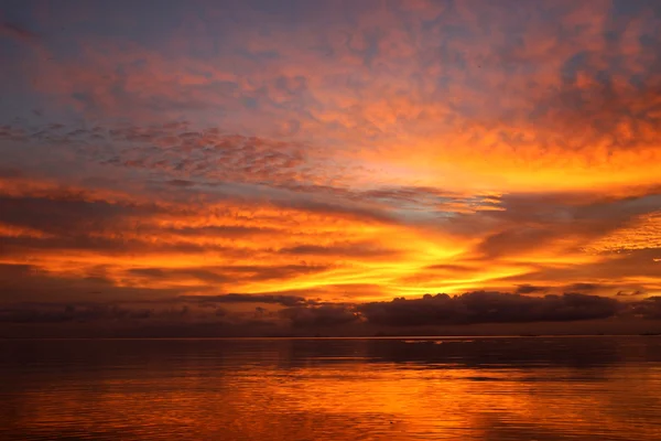 落日的天空和湖 — 图库照片