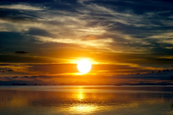 Céu pôr do sol e lago — Fotografia de Stock