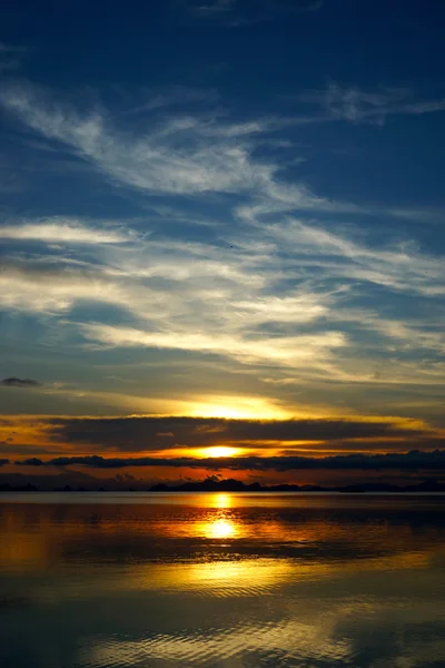 Céu pôr do sol e lago — Fotografia de Stock
