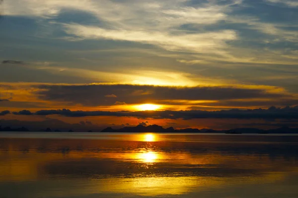 夕焼け空と湖 — ストック写真
