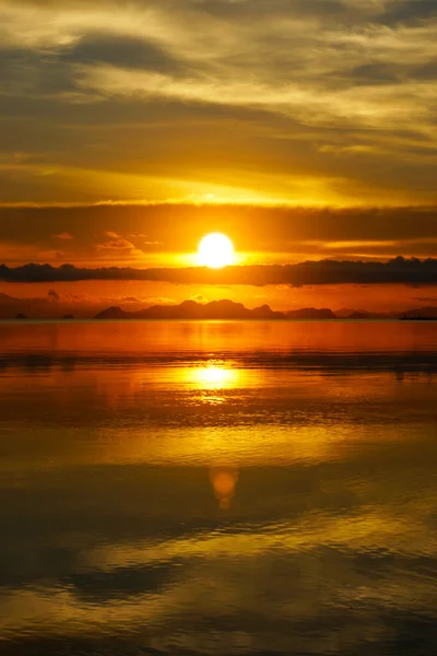 Günbatımı gökyüzü ve göl — Stok fotoğraf