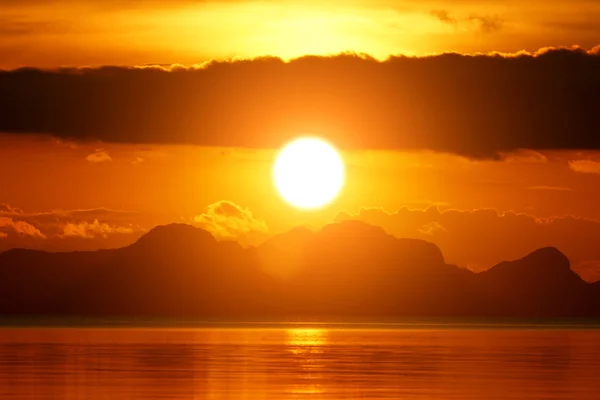Apus de soare cer și lac — Fotografie, imagine de stoc
