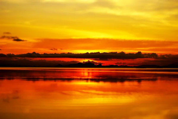Закат неба и озера — стоковое фото