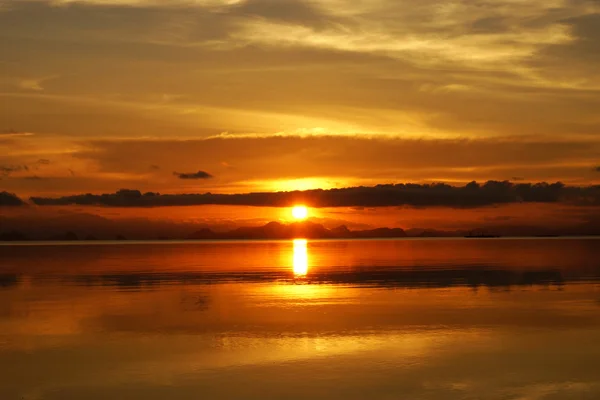 Günbatımı gökyüzü ve göl — Stok fotoğraf
