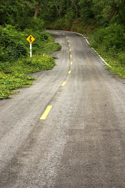 Leere kurvenreiche Straße zum Berg. — Stockfoto