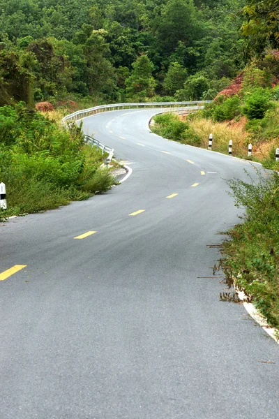 Leere kurvenreiche Straße zum Berg. — Stockfoto