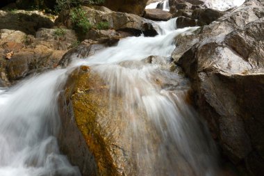 taşın altına akan küçük şelale.