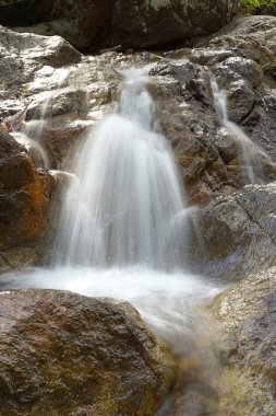 taşın altına akan küçük şelale.