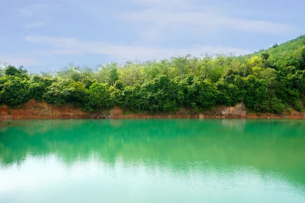 Groen water meer in de bergen. — Stockfoto