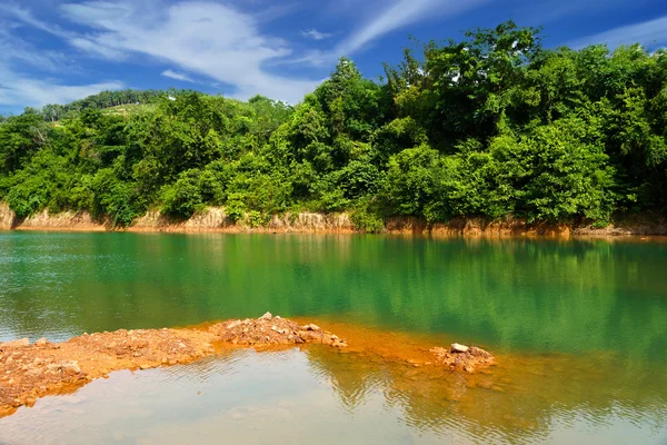 Lac d'eau verte dans les montagnes . — Photo