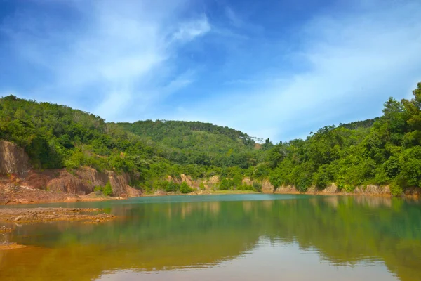 Lago de água verde nas montanhas . — Fotografia de Stock