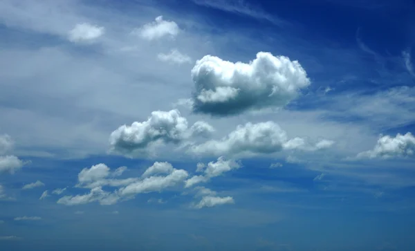 Bulutlara yakın mavi gökyüzü — Stok fotoğraf