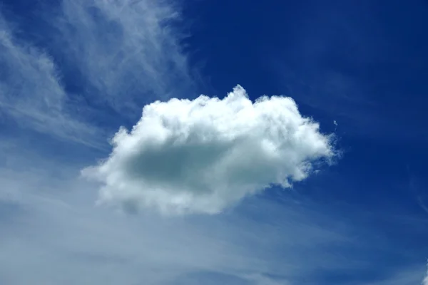 Blauer Himmel mit Wolkennahaufnahme — Stockfoto