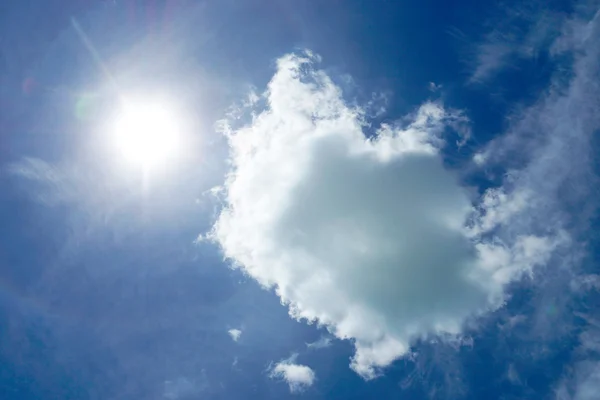 Blauer Himmel mit Wolkennahaufnahme — Stockfoto