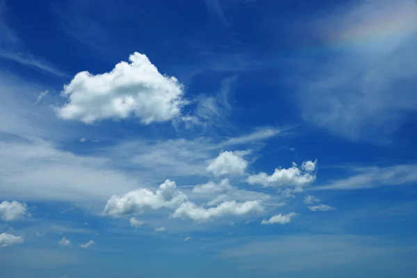 Modrá obloha s oblačným detailem — Stock fotografie